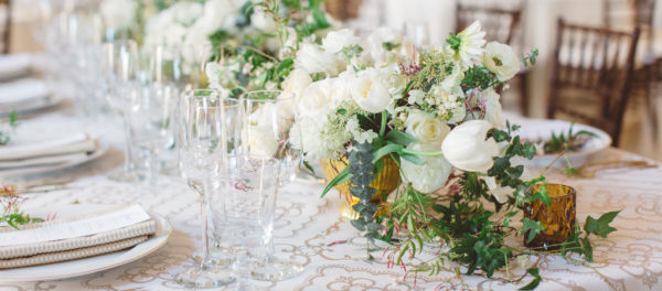 A chain of small florals run down a king table.
